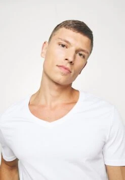 Pier One 2 PACK - T-Shirt Basic - White -Günstiges Pier One Geschäft 2464778c5d314b51b098f8e722d959b0