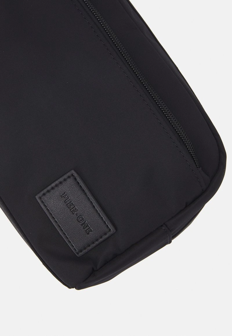 UNISEX - Kosmetiktasche - black Pier One UNISEX - Kosmetiktasche - Black -Günstiges Pier One Geschäft 5ecd591da0554c28a37b88635d752b7a