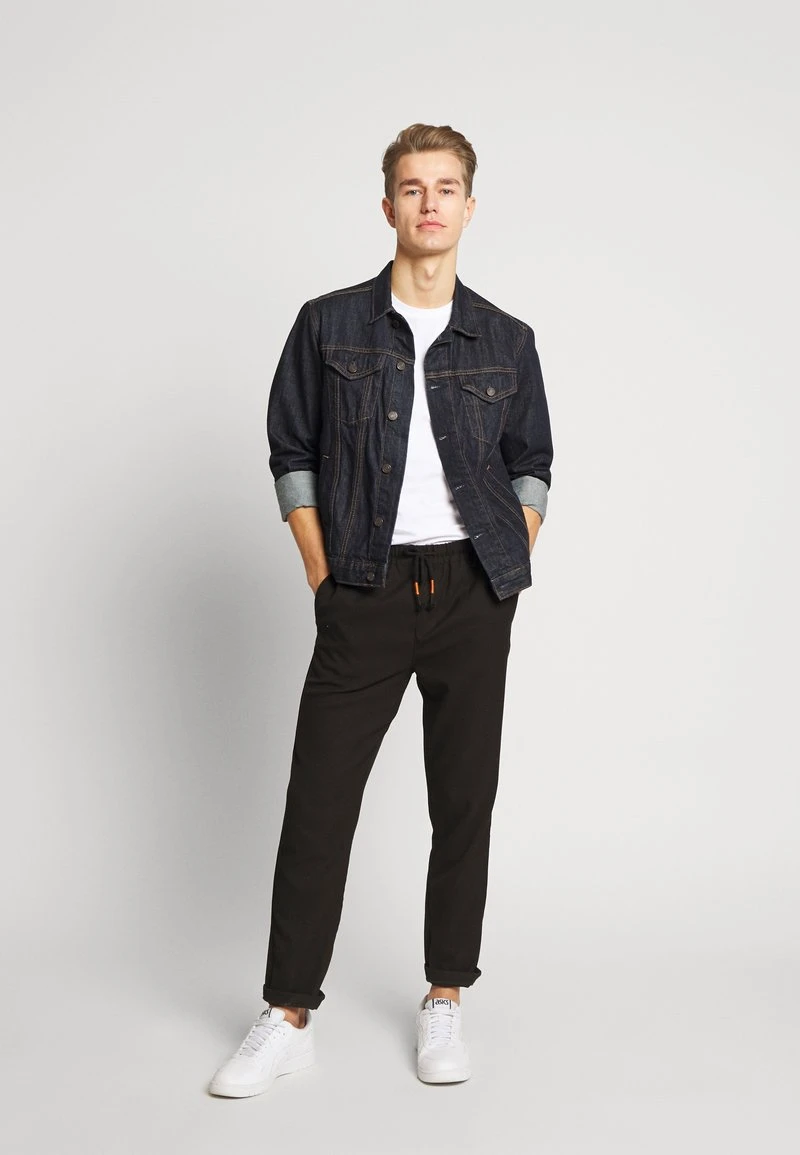 3 PACK - T-Shirt basic - grey/white/black Pier One 3 PACK - T-Shirt Basic - Grey/white/black -Günstiges Pier One Geschäft a5cc2b5060664a71a6d87f203e3f79c9