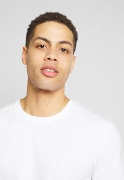 Pier One 3 PACK - T-Shirt Basic - White/dark Blue/red -Günstiges Pier One Geschäft bb58520a3fdd4addbd204975d9a479ed